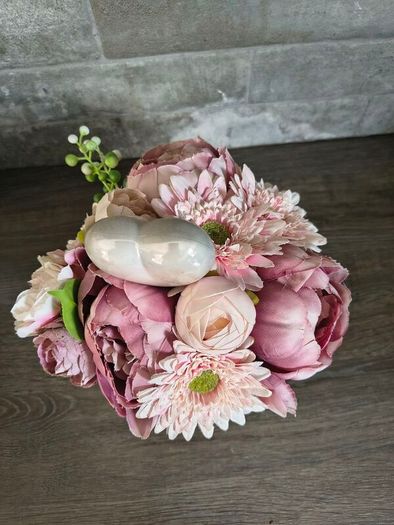 Artificial flower arrangement/pot