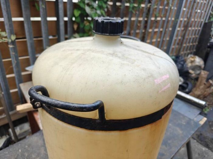 Liquid container