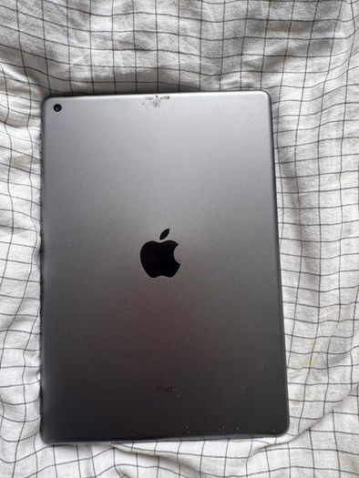 iPad 7th Gen (working but screen needs replacing)