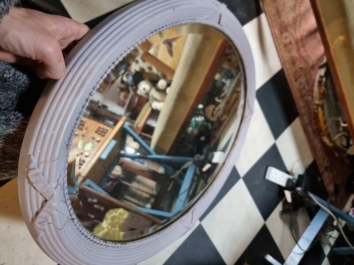Oval mirror with fluted frame for collection