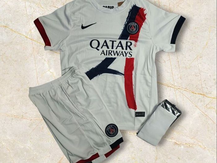 Paris St Germain (away) Kids Full Kit ,size : 10/11 Yrs