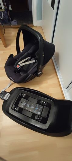 Maxi-Cosi infant car seat with ISOFIX base