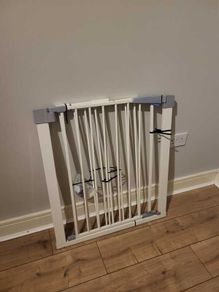 Good quality kids gate - very good condition - up to 125 cm
