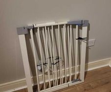 Good quality kids gate - very good condition - up to 125 cm
