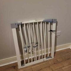 Good quality kids gate - very good condition - up to 125 cm