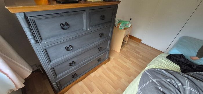 chest of drawers