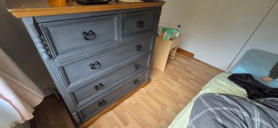 chest of drawers