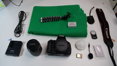 Canon 600d + Lens + GreenScreen + Remote + Microphone & many other