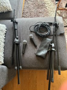 SM58s, mic stands