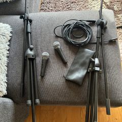 SM58s, mic stands