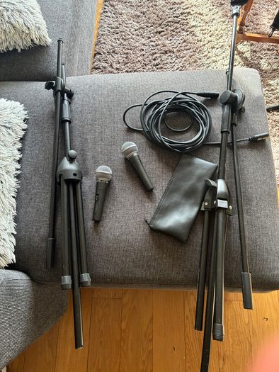 SM58s, mic stands