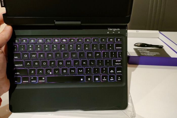 Targus Versatype 4-in-1 Keyboard Case for iPad 8th/7th gen 10.2 inch also fits iPad Air 10.5 inch and iPad Pro 10.5 inch - Used, in very good condition.