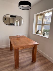 Beautiful Solid Oak Extendable Dining Table