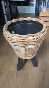 Ratten drypot planter with legs