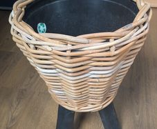 Ratten drypot planter with legs