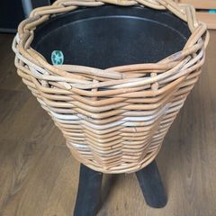 Ratten drypot planter with legs