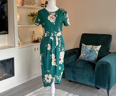 Brand-New Green Floral Dress with Short Sleeves Size Medium UK 10 / EU 38