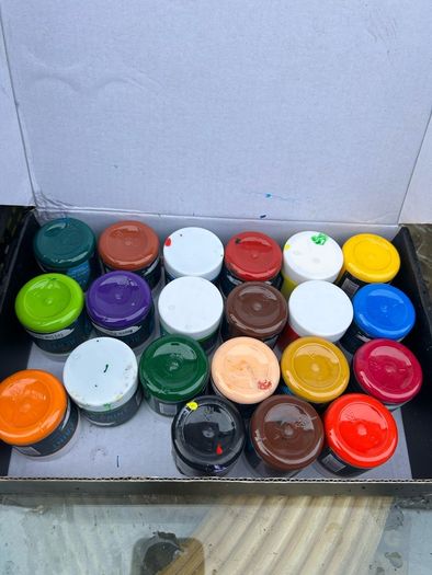 Paints lots of stuff look at photos