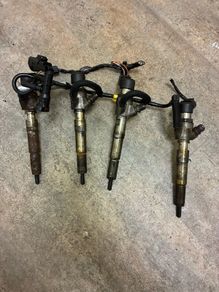 Set of 4 Genuine Continental Siemens 1.5 dCi Diesel Injectors H8200704191 & Return Rail