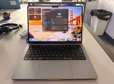 MacBook Pro 14" 2021 M1 Pro 16GB Memory 512GB Storage