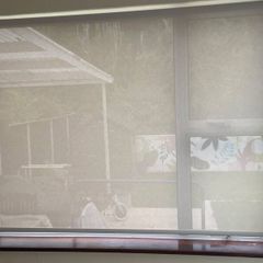 Linen-effect light-filtering roller blind