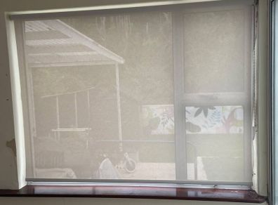 Linen-effect light-filtering roller blind