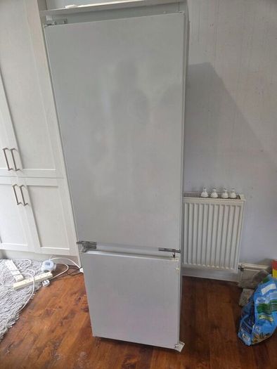 Whirlpool Integrated Fridge Freezer