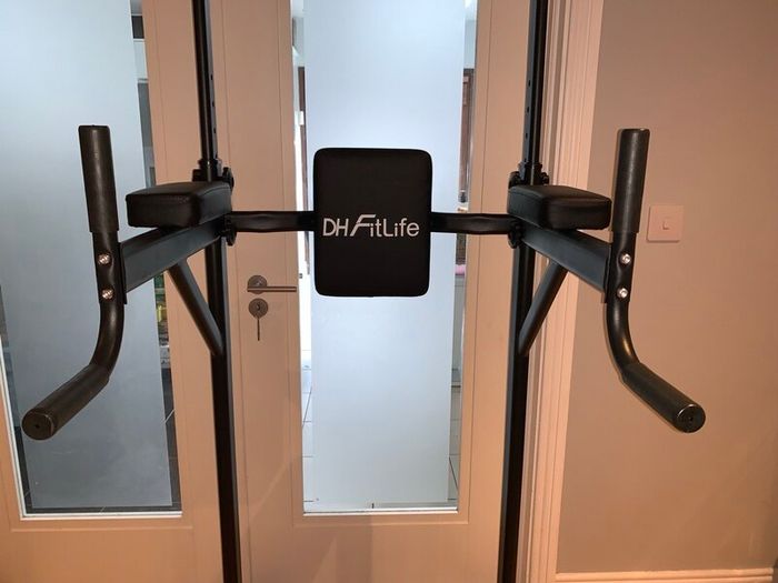 Freestanding pull-up station