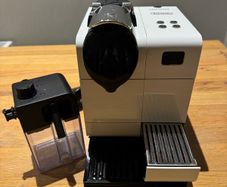 Nespresso Coffee Machine & milk frother in perfect condition