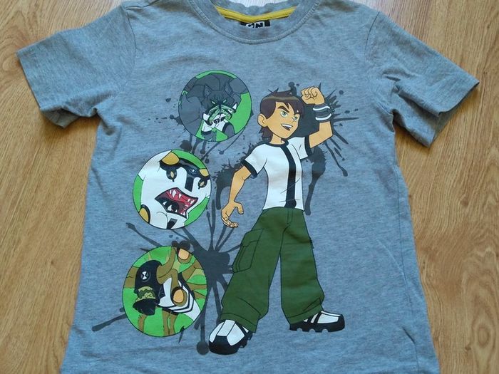 Grey T-shirt. Age 6-7