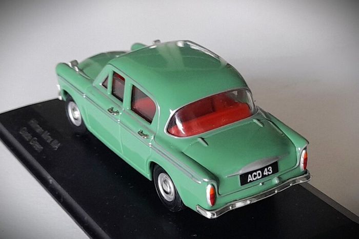 Diecast Model Hillman Minx Series IIIA Glade Green - Collectable Vanguards 1:43