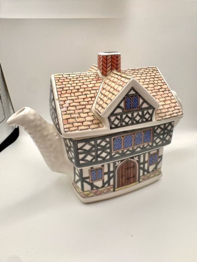 Sadler English Country Houses Tudor House Teapot