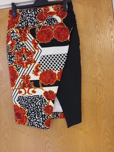 River Island  Skirt. S.12.    NEW
