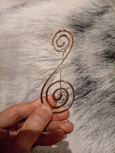 Gold toned Swirl design broach