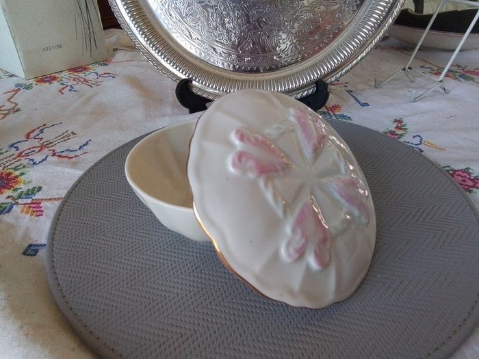 BelleekGeorgian Shell Bowl + Another