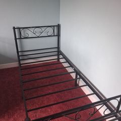 Metal bed frame