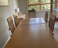 Dining Table & 4 Chairs BARGAIN! Extendable in Excellent Condition