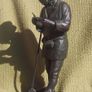 An antique bronze Japanese sculpture (Meiji era) - a finely made sculpture of a Japanese peasant with smoking pipe & hoe (late 19th century) Image 3