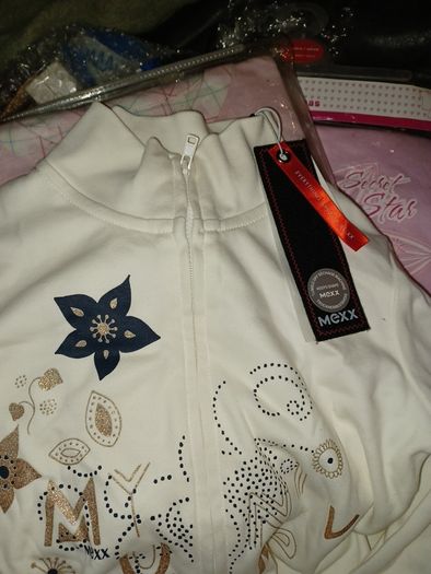 Beautiful zipped Top