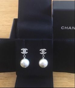 Chanel CC logo pearl earrings