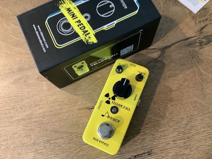 DONNER Yellow Fall Vintage-inspired Analogue Delay pedal box