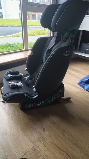 Britax romer No damage  4yrs to 12yrs  Isofix and seat strap. 5 point harness and seatbelt use.