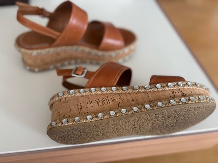 High-quality Italian leather tan sandals