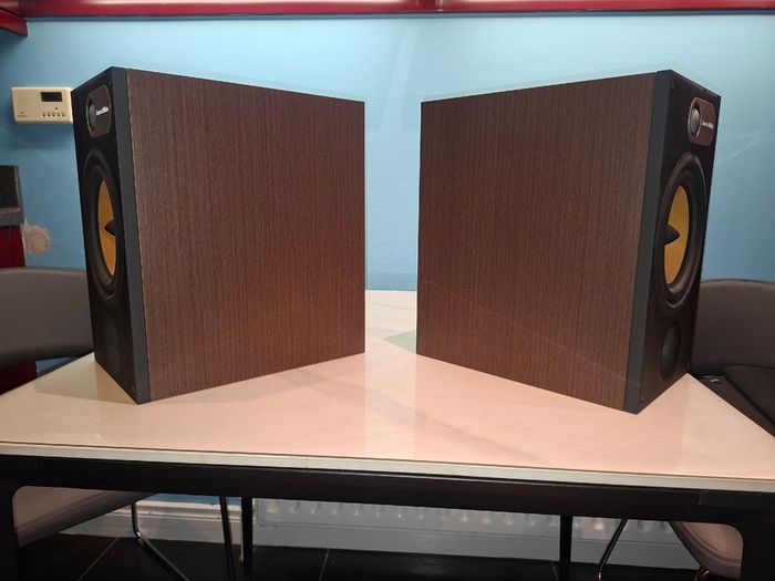 B & W 685 S1 speakers