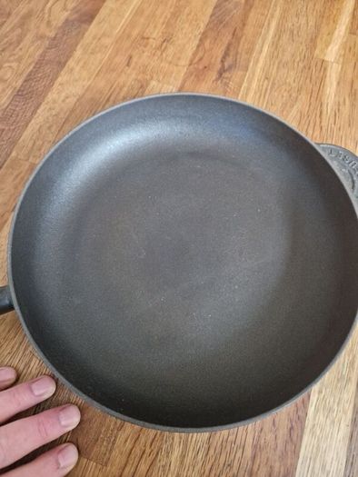Cast iron skillet new.
