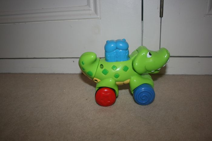 Fisher Price Push and Go Crocodile