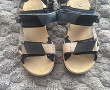 boys sandals size 4