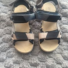 boys sandals size 4