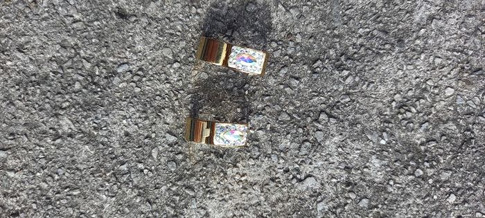 Vintage jewelry is sold individually for 5 to 10 euros