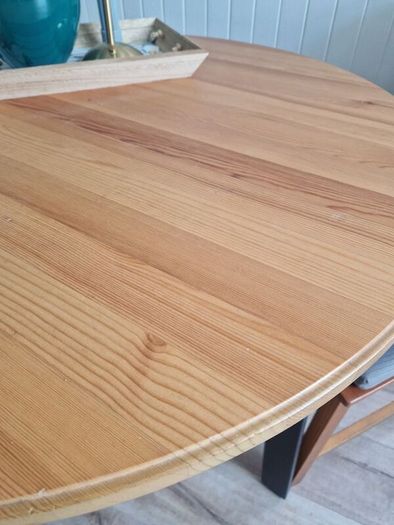 round dining table